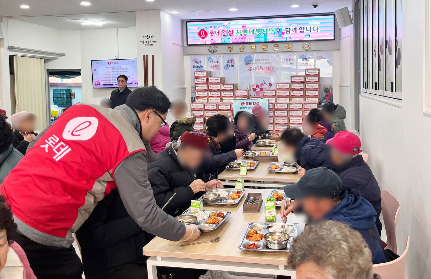 롯데건설 샤롯데 봉사단이 어르신 대상 함께나눔데이 봉사활동을 하고 있다.(롯데건설 제공)/뉴스1 ⓒ News1 