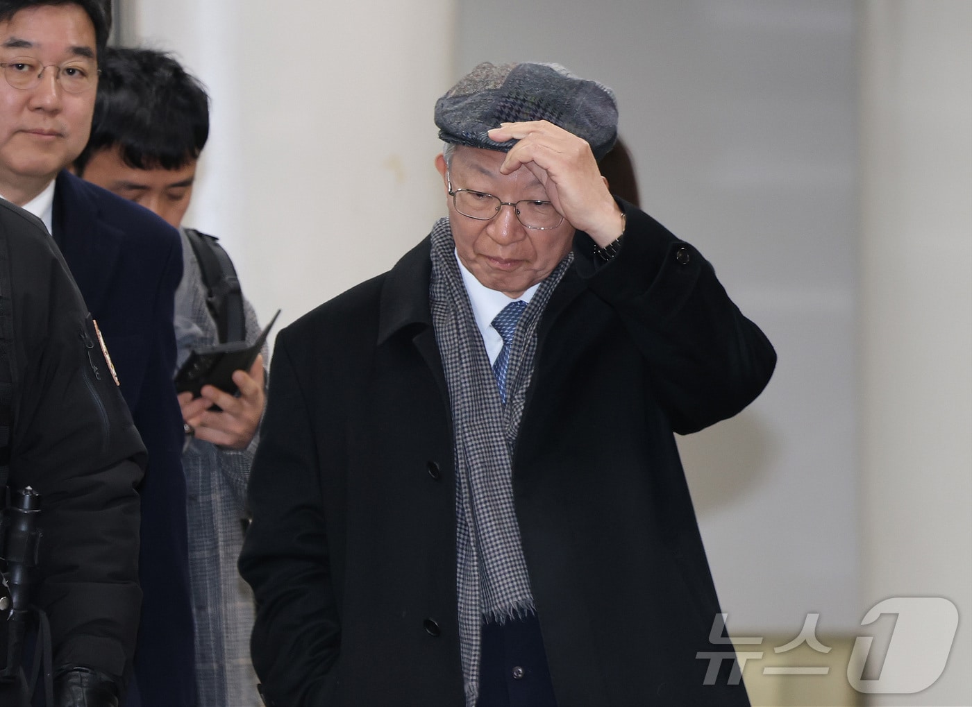 양승태 전 대법원장이 30일 서울 서초구 서울고등법원에서 열린 '사법농단 혐의' 항소심 선고 공판에서 징역 6개월에 집행유예 1년을 선고 받은 후 법원 청사를 나서고 있다. (공동취재) 2026.1.30/뉴스1 ⓒ News1 김성진 기자