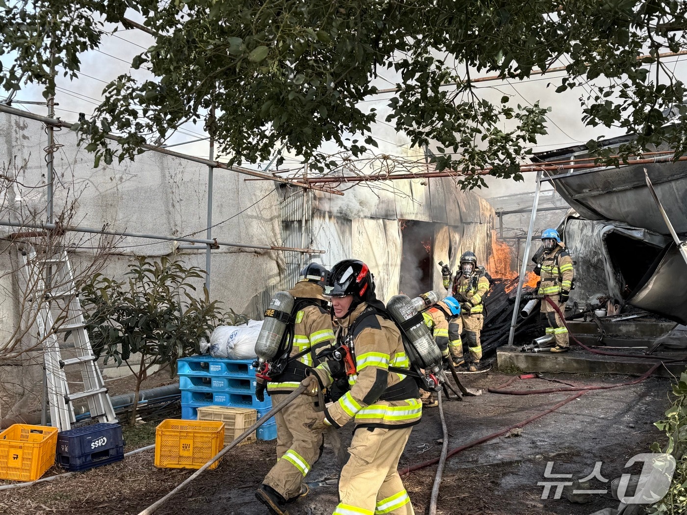 30일 오후 제주시 도련동 가건물에서 난 화재 현장(제주도소방안전본부 제공. 재판매 및 DB 금지)