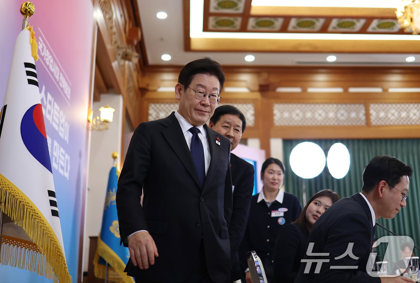이재명 대통령이 지난달 30일 청와대에서 열린 국가창업시대 전략회의 'K-스타트업이 미래를 만든다'를 마친 뒤 이동하고 있다. 2026.1.30/뉴스1 ⓒ News1 허경 기자