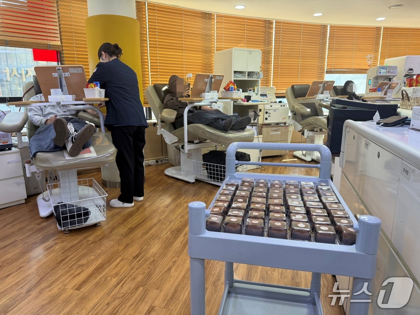 두쫀쿠 증정 행사가 진행된 지난 29일 오전 강원 춘천 명동 헌혈의집에서 시민들이 헌혈을 하고 있다.2026.1.29 한귀섭 기자