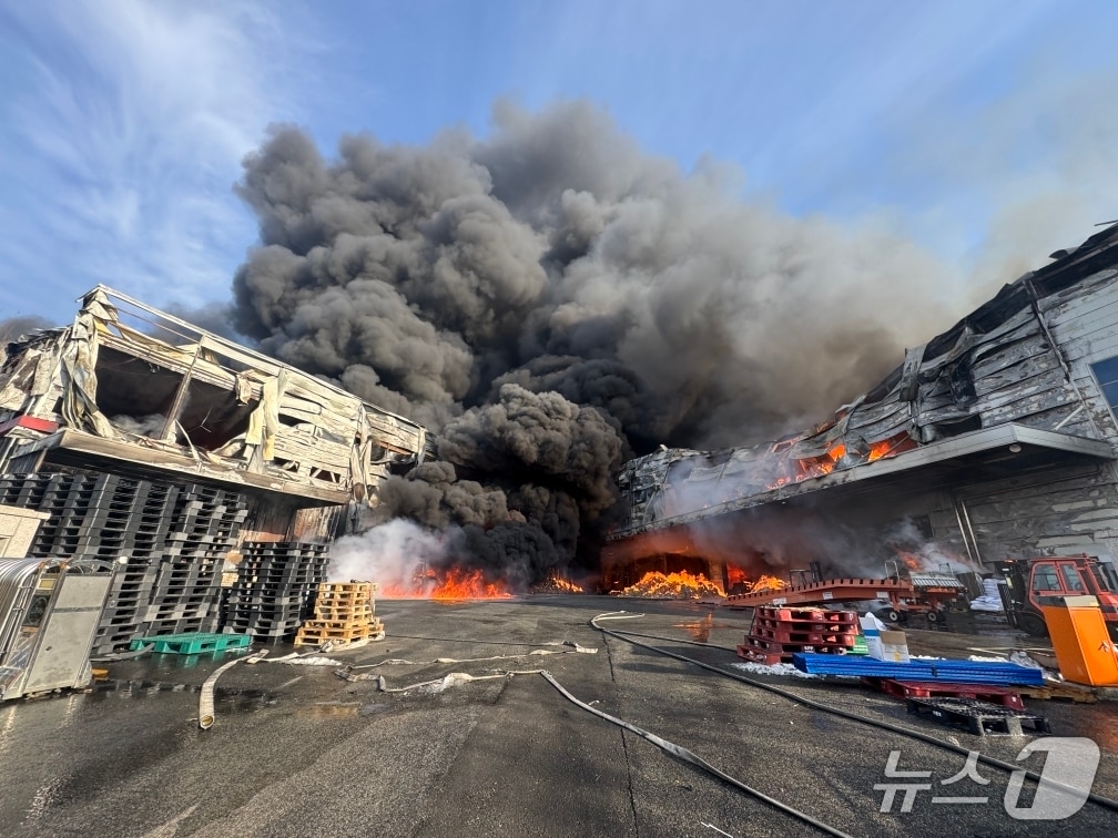 30일 오후 충북 음성군 맹동면 두성리의 한 소재 공장에서 화재가 발생했다.(소방청 제공)