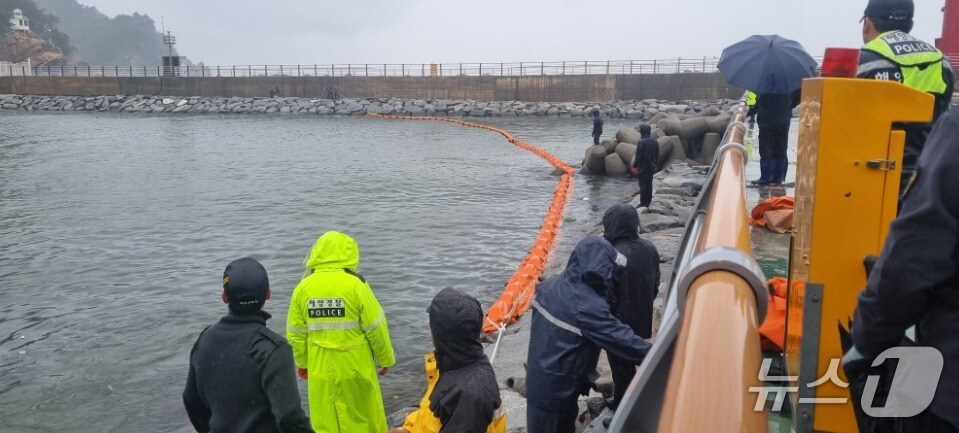 관할 항내 기름 유입 차단 위한 오일펜스 설치하는 해경.(동해해경청 제공, 재판매 및 DB 금지) 2026.1.30/뉴스1