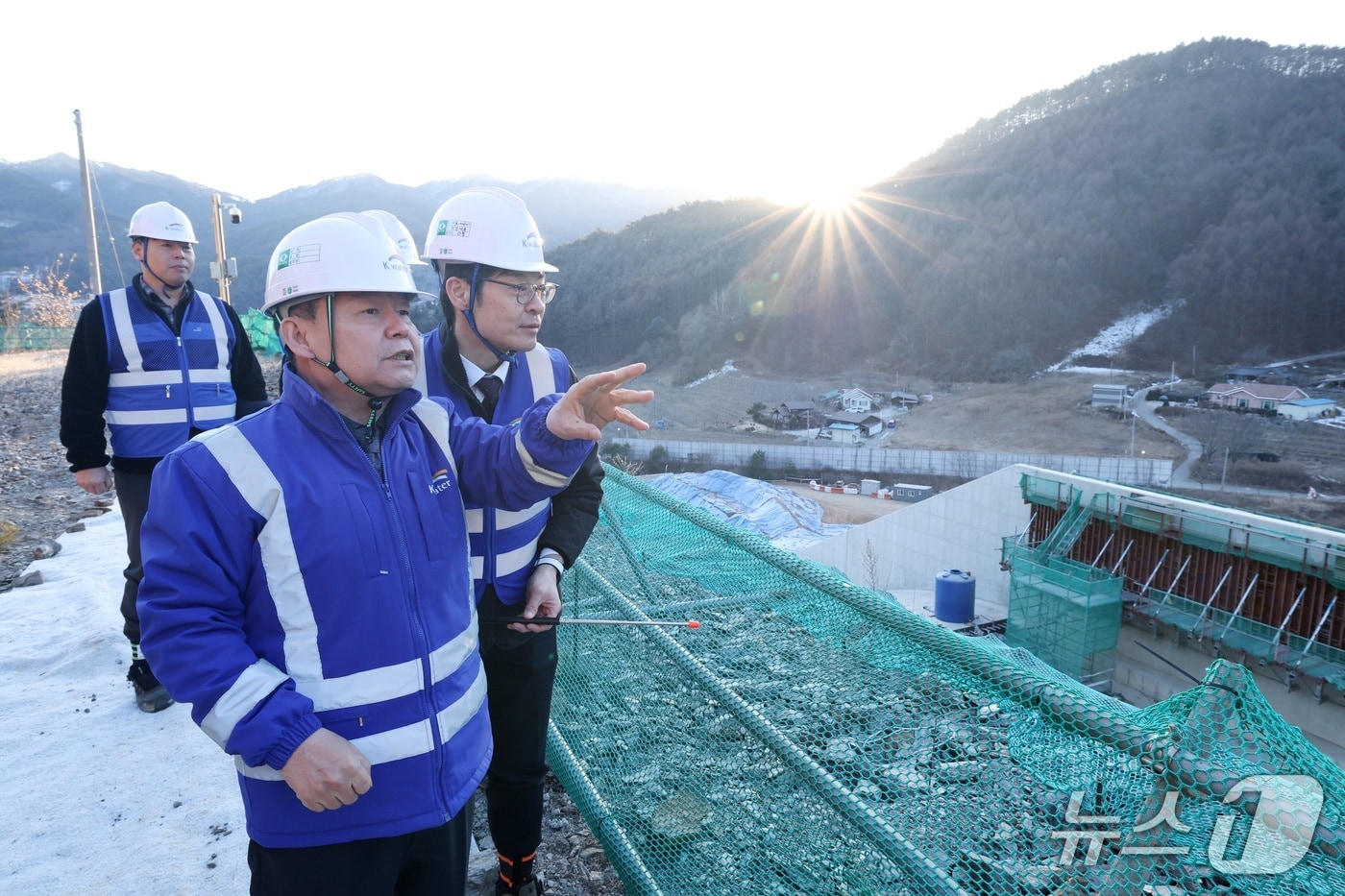 윤석대 한국수자원공사 사장(맨 앞)이 경북 봉화댐 좌안에서 건설 현장을 점검하고 있다. (한국수자원공사 제공.재판매 및 DB금지)/뉴스1