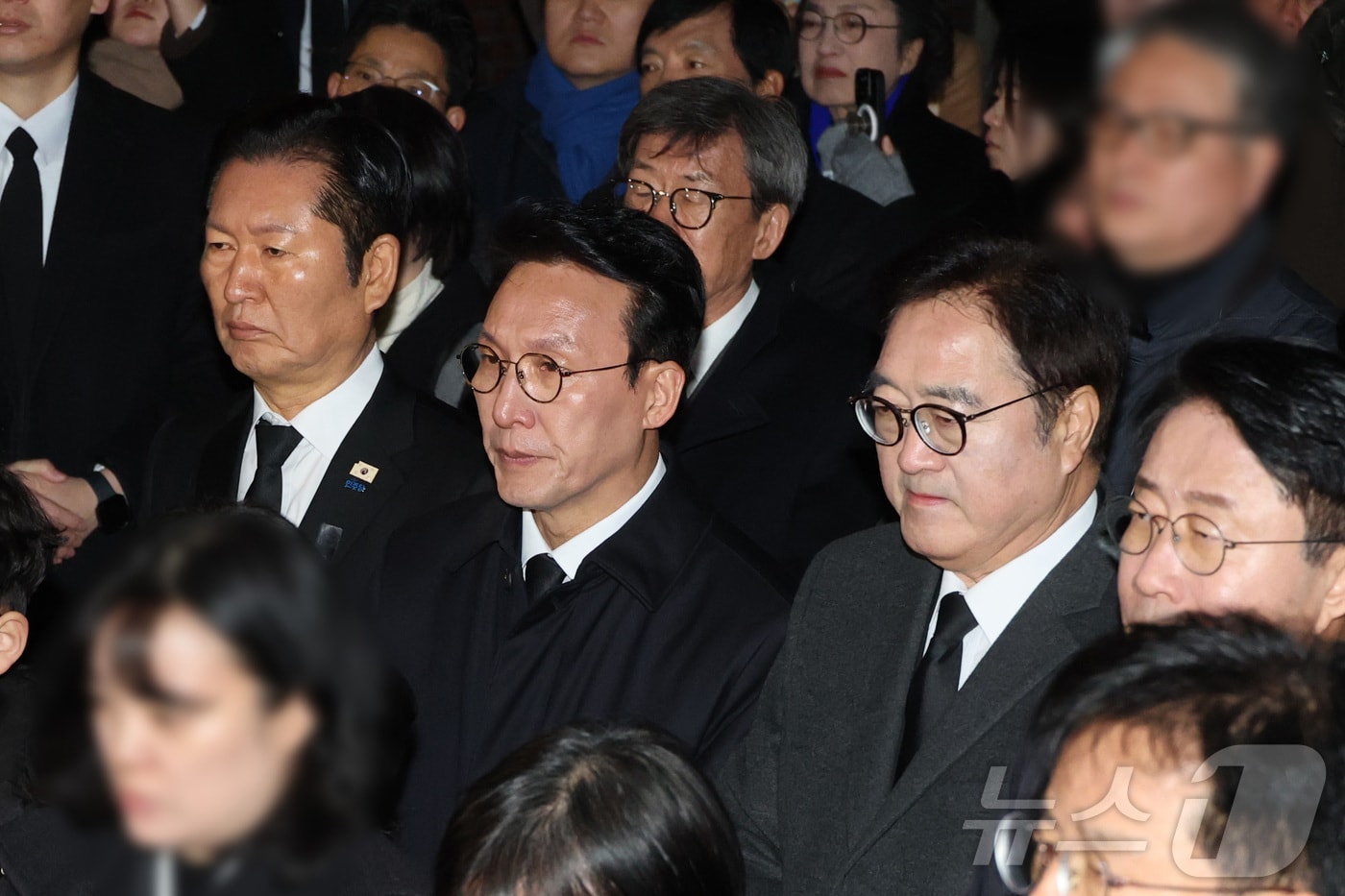 지난 1월 31일 오전 서울 종로구 서울대학교병원 장례식장에서 열린 고 이해찬 전 총리의 발인식에 자리한 우원식 전 국회의장, 김민석 국무총리, 정청래 전 더불어민주당 대표(사진 둘째줄 오른쪽 2번째부터 왼쪽으로).  (공동취재) 2026.1.31 ⓒ 뉴스1 김성진 기자