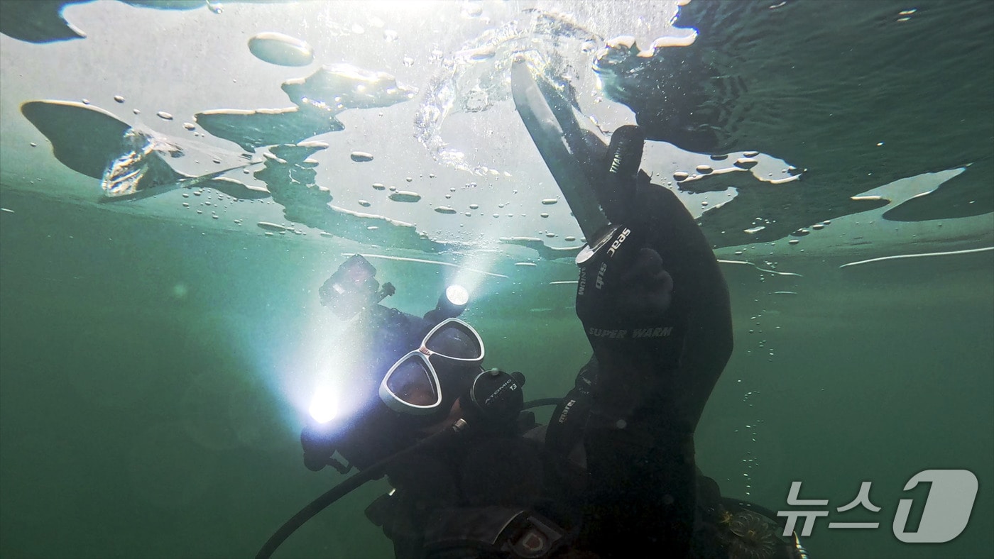 2026 화천산천어축제 얼음 두께를 측정하는 재난구조대원.(화천군 제공, 재판매 및 DB금지)