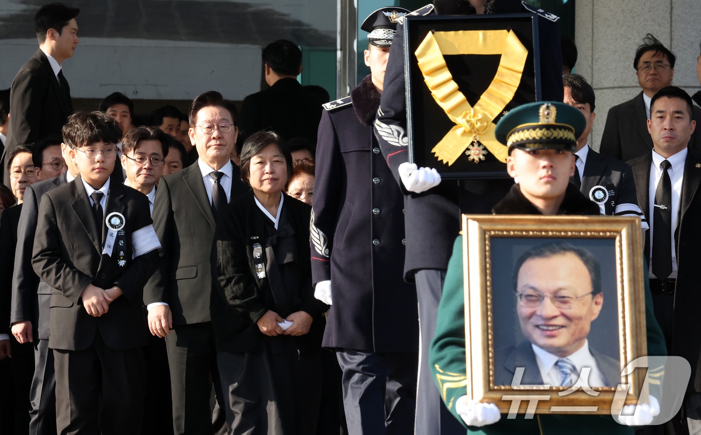 이재명 대통령이 31일 서울 여의도 국회 의원회관에서 열린 故 이해찬 제36대 국무총리 사회장 영결식을 마친 후 영정행렬을 뒤따르고 있다. 2026.1.31/뉴스1 ⓒ News1 이재명 기자