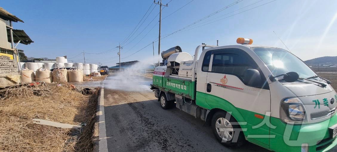 31일 구제역이 발생한 인천 강화군 한 한우농장 인근에서 방역차가 방역 작업을 하고 있다. (인천시 제공. 재판매 및 DB 금지) 2026.1.31 ⓒ 뉴스1
