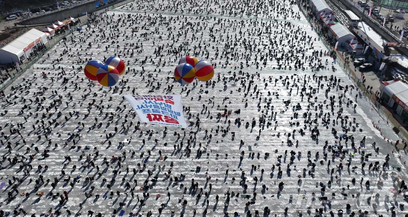 2026 화천산천어축제 폐막을 하루 앞둔 31일, 주말을 맞아 축제장을 찾은 수많은 관광객들로 얼음판이 가득차 있다.(화천군 제공, 재판매 및 DB금지) 2026.1.31/뉴스1 ⓒ News1 한귀섭 기자