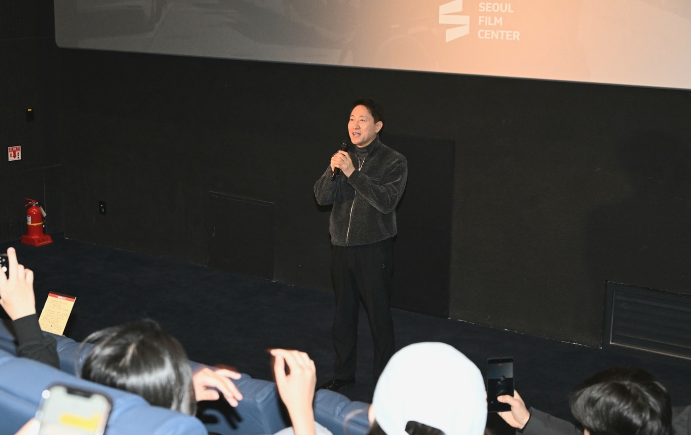 오세훈 서울시장이 31일 서울영화센터를 찾은 시민에게 인사하고 있다./(서울시 제공)