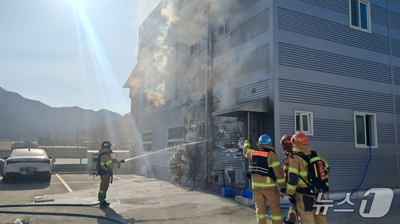 31일 오후 2시 42분쯤 경북 경산 남산면의 태양광·열 복합모듈 등을 제조하는 공장에서 원인을 알 수 없는 불이 나 소방 당국이 진화 작업을 벌이고 있다. (경북소방본부 제공. 재판매 및 DB 금지) 2026.1.31/뉴스1