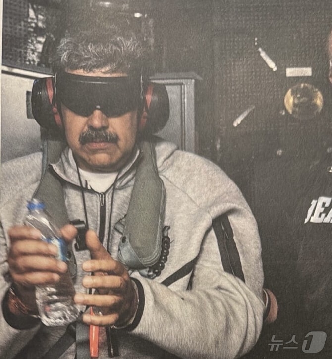 도널드 트럼프 미국 대통령이 3일(현지시간) 소셜미디어 '트루스소셜'을 통해 공개한 니콜라스 마두로 베네수엘라 대통령의 국외 이송 모습. 트럼프 대통령은 '니콜라스 마두로가 USS 이오지마 함에 탑승해 있다'라는 글과 함께 사진을 게재했다.(도널드 트럼프 트루스소셜, 재판매 및 DB금지) 2026.1.4/뉴스1