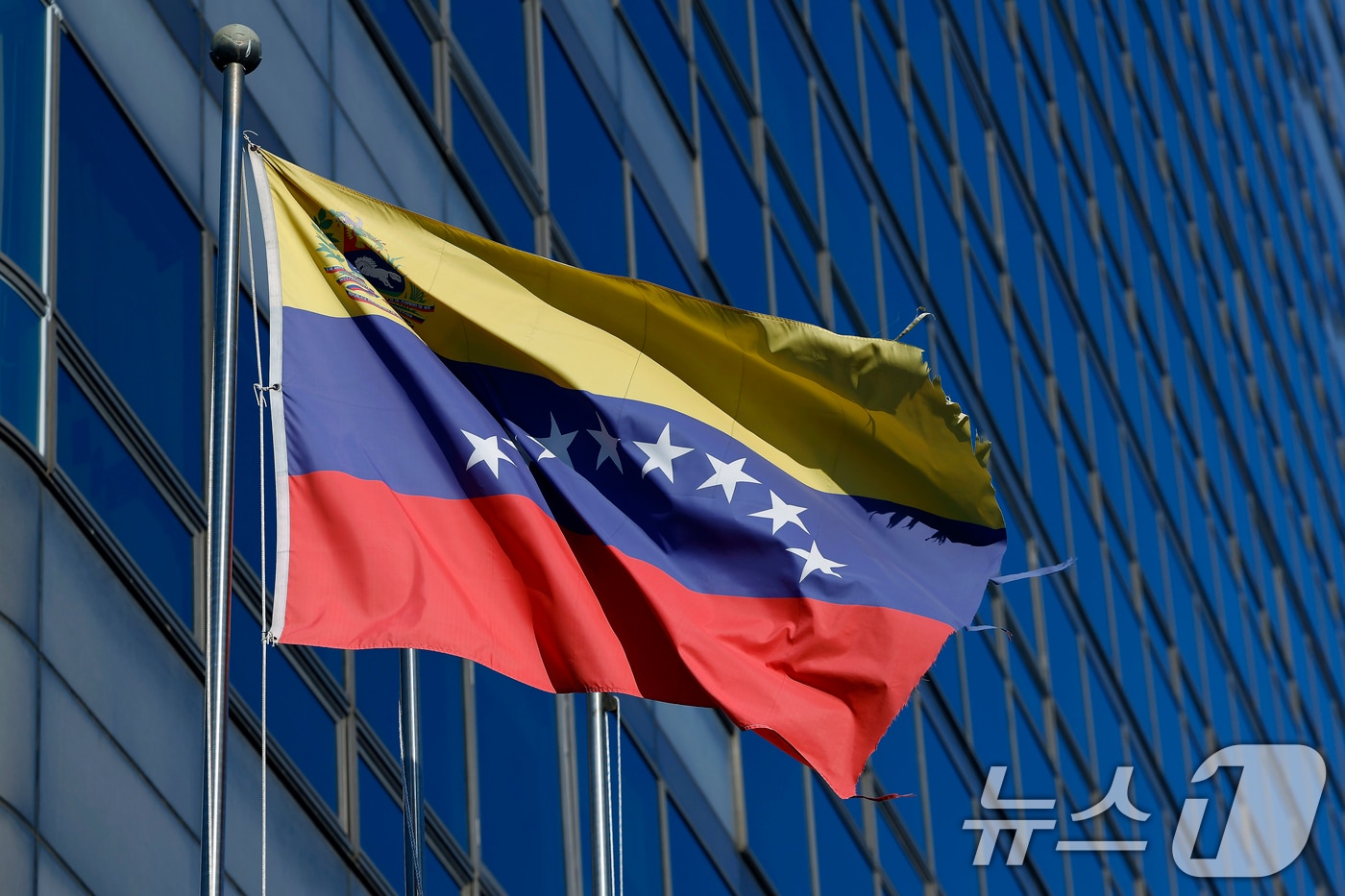 미국이 니콜라스 마두로 베네수엘라 대통령을 마약 혐의로 전격 체포한 가운데 4일 서울 종로구 세종대로 주한 베네수엘라 대사관이 입주한 건물 앞에 베네수엘라 국기가 바람에 휘날리고 있다. 미국은 지난 2일과 3일(현지시간) 베네수엘라 수도 카라카스를 전격 공습하고 마두로 대통령과 부인 셀리아 플로레스를 생포해 뉴욕으로 호송했다. 2026.1.4/뉴스1 ⓒ News1 박정호 기자