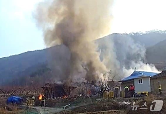 4일 오전 8시 59분쯤 경북 의성군 안평면 한 단독주택에서 불이 나 소방 당국이 진화하고 있다.(경북소방본부 제공. 재판매 및 DB 금지)2026.1.4/뉴스1