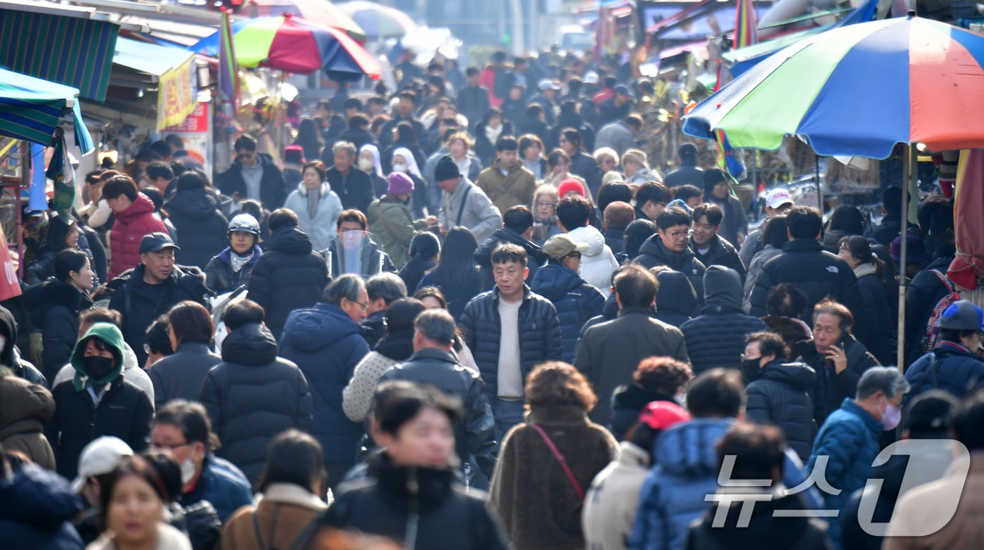 2026 병오년 새해 첫 일요일은 4일 경북 포항시 죽도어시장 곳곳이서 수산물과 건어물을 구입하려는 관광객들로 붐비고 있다. 2026.1.4/뉴스1 ⓒ News1 최창호 기자