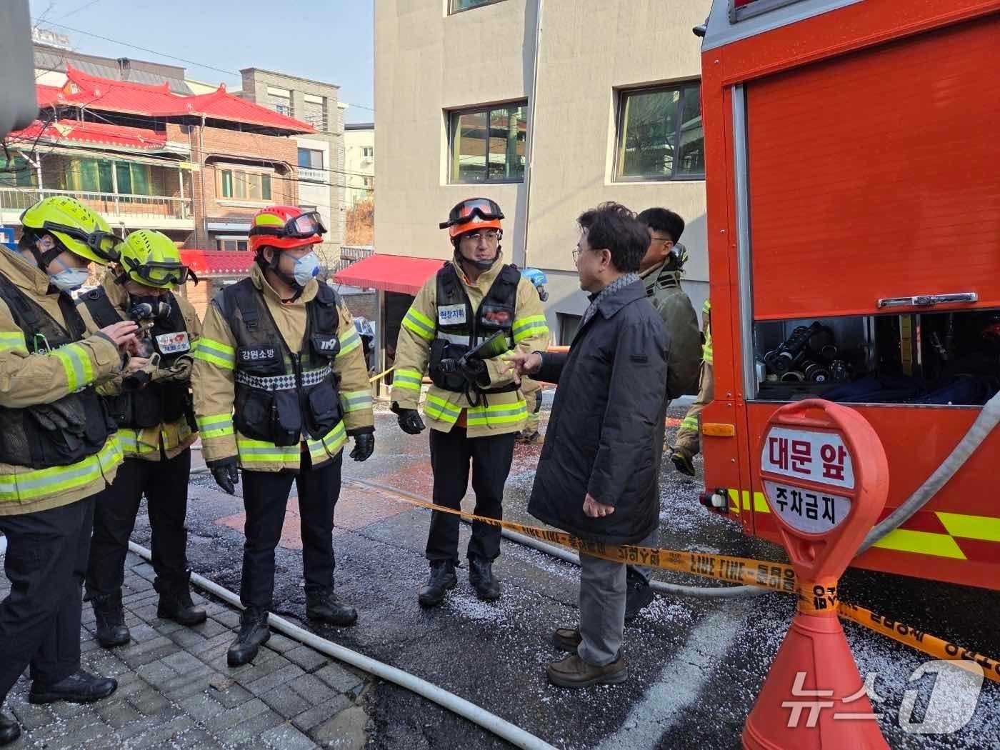 육동한 춘천시장이 4일 오전 후평동 주택 화재 현장을 찾아 소방 관계자로 부터 현장 상황을 보고 받고 있다.(춘천시 제공, 재판매 및 DB금지)