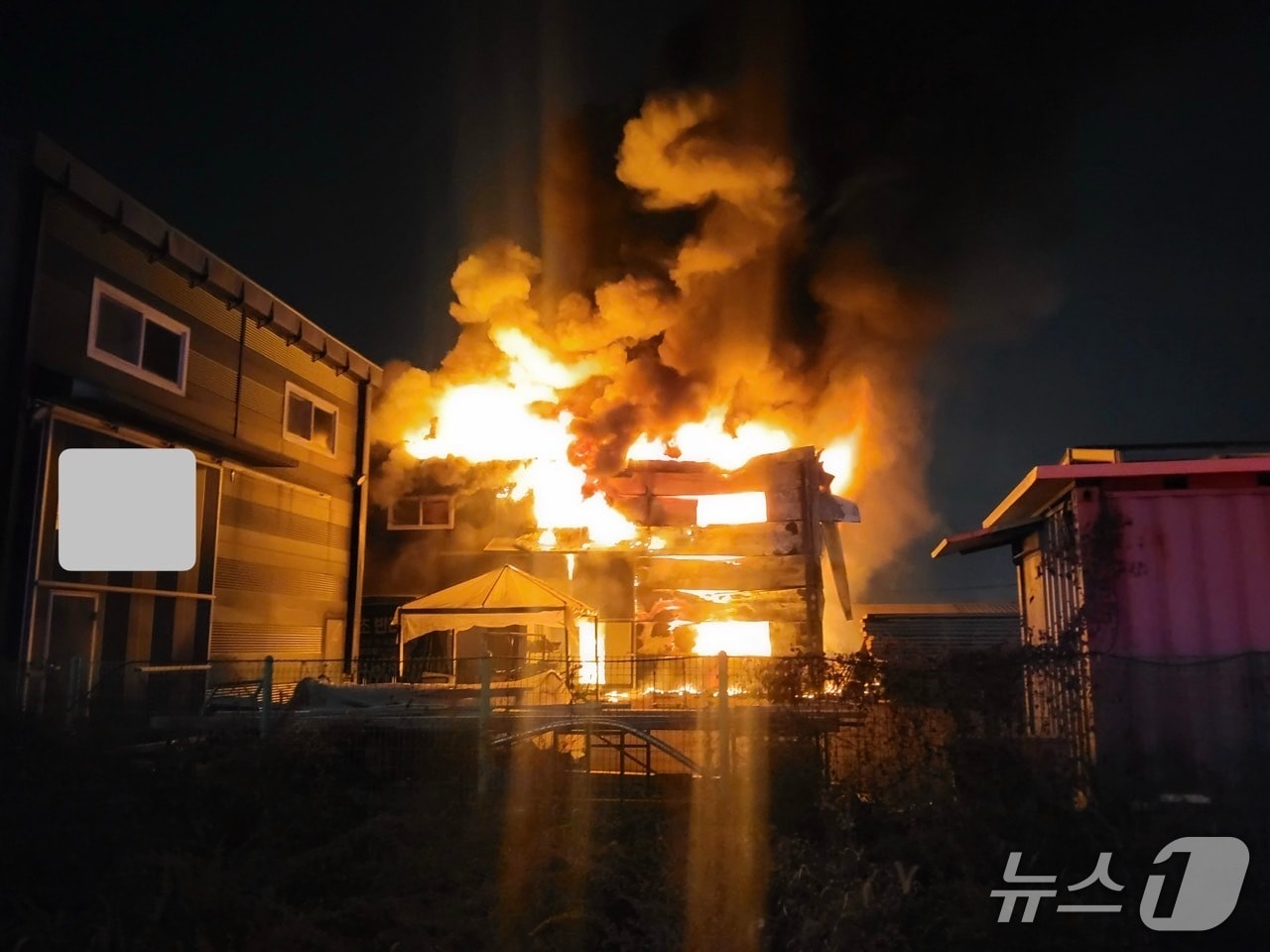 3일 오후 7시 13분쯤 김포시 고촌읍 소재 축양장에서 불이 났다.(김포소방서 제공. 재배포 및 DB금지)2026.1.4/뉴스1