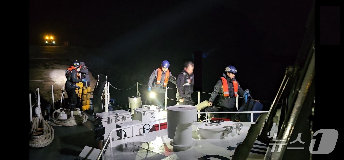 태안해경이 지난 3일 밤 남면 거아도에서 심장 통증을 호소한 환자를 이송 중인 모습. (태안해경 제공, 재판매 및 DB금지) / 뉴스1