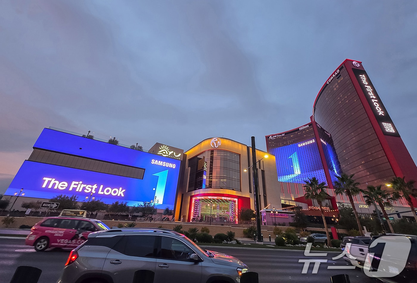 3일(현재시간) 세계 최대 전자 전시회 CES 2026가 열리는 미국 라스베이거스에 위치한 리조트월드 호텔에서 삼성전자 옥외광고가 송출되고 있다. (삼성전자 제공. 재판매 및 DB 금지) 2026.1.4/뉴스1