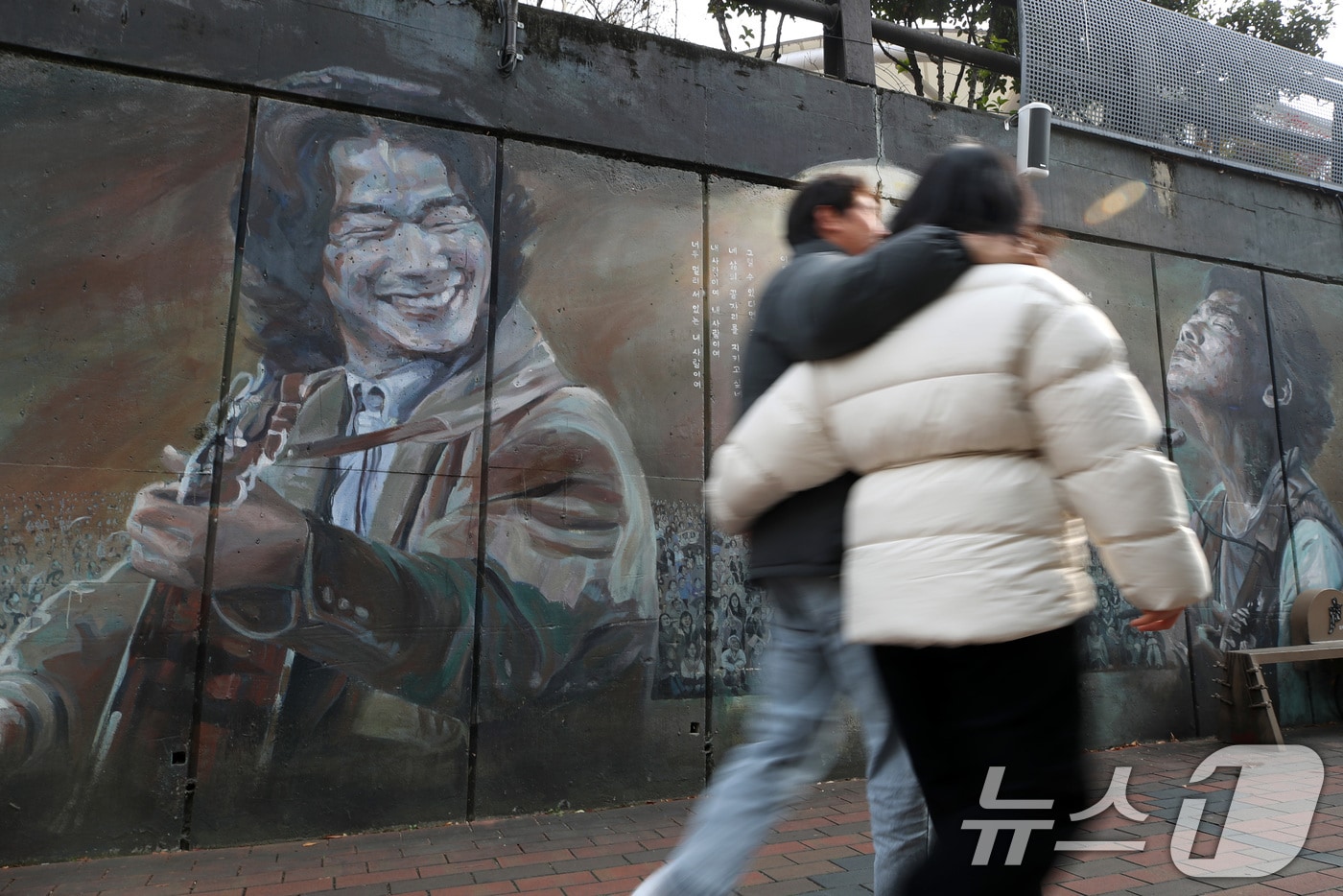 한파가 물러가고 포근한 날씨를 보인 4일 오후 '영원한 가객' 故 김광석(1964~1996) 30주기를 이틀 앞두고 주말을 맞아 대구 중구 방천시장 김광석길을 찾은 시민들이 김광석의 노래를 들으며 그를 추억하고 있다. 김광석이 태어나고 세상을 떠난 날이 모두 1월이어서 이맘때면 김광석길을 찾는 발길이 늘어난다. 30주기인 6일 김광석길에서는 다양한 추모 행사가 열린다. 2026.1.4/뉴스1 ⓒ News1 공정식 기자