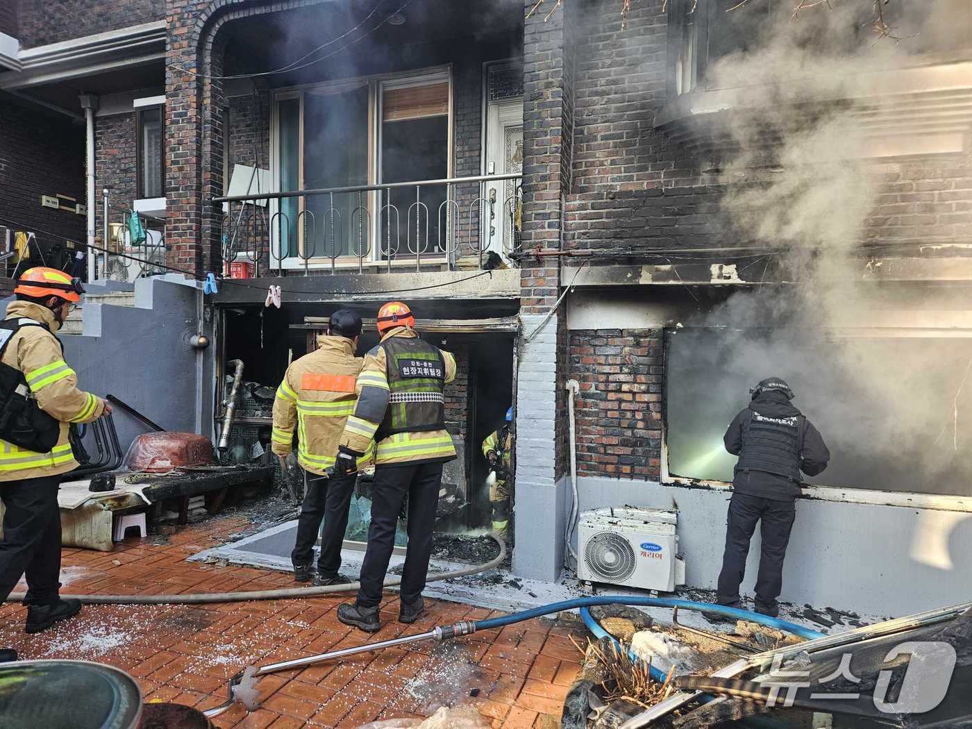 4일 강원 춘천 다세대 주택 화재.(강원도소방본부 제공, 재판매 및 DB 금지) 2026.1.4/뉴스1