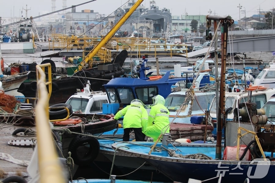 군산해경이 내항으로 피항온 어선들을 살펴보고 있다.
