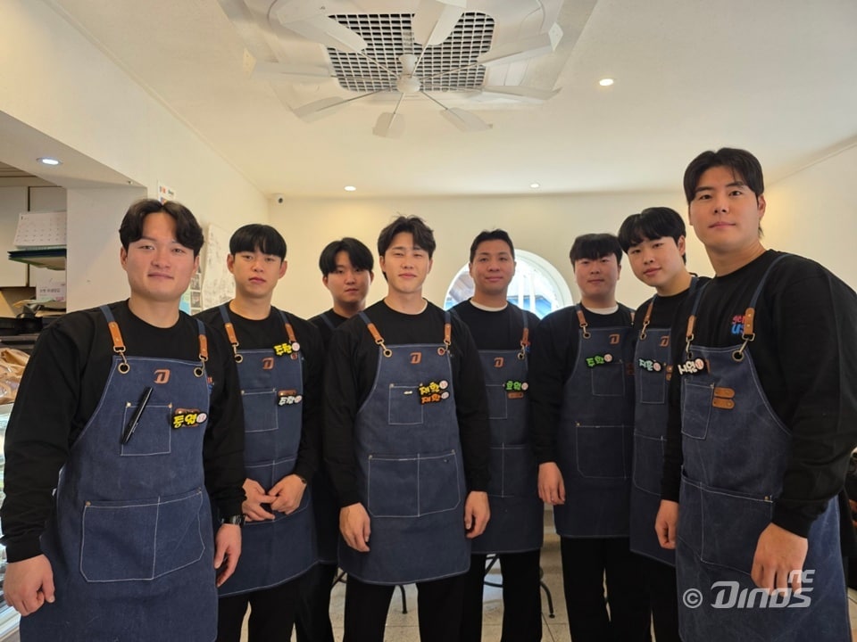 자선카페 행사에 참여한 NC 다이노스 선수들. (NC 다이노스 제공)