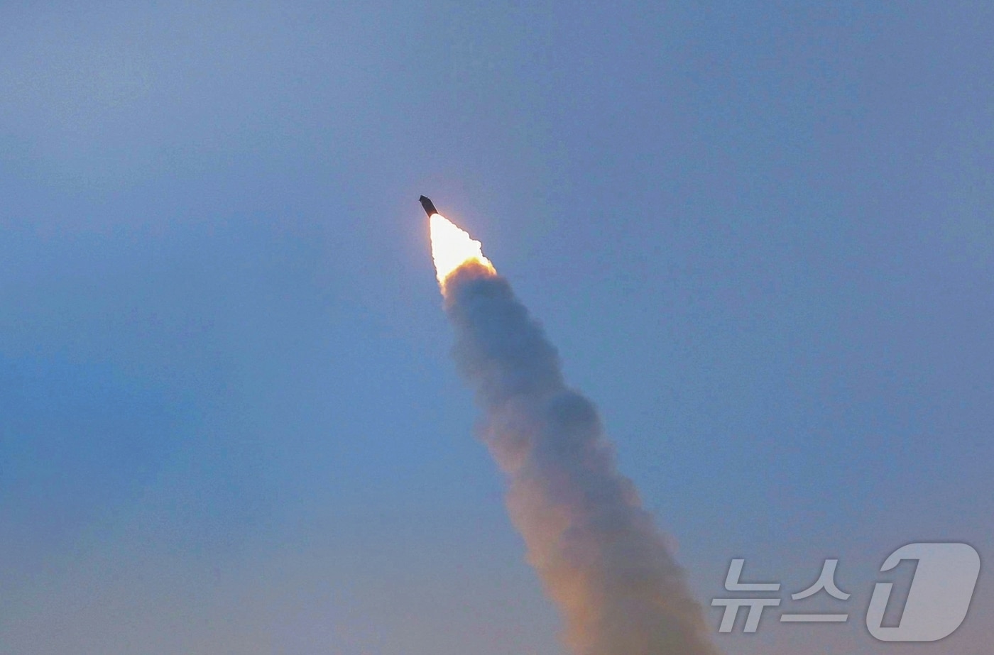 (평양 노동신문=뉴스1) = 북한이 전날인 4일 김정은 노동당 총비서의 참관하에 극초음속미사일 발사 훈련을 진행했다고 5일 밝혔다. [국내에서만 사용가능. 재배포 금지. DB 금지. For Use Only in the Republic of Korea. Redistribution Prohibited] rodongphoto@news1.kr
