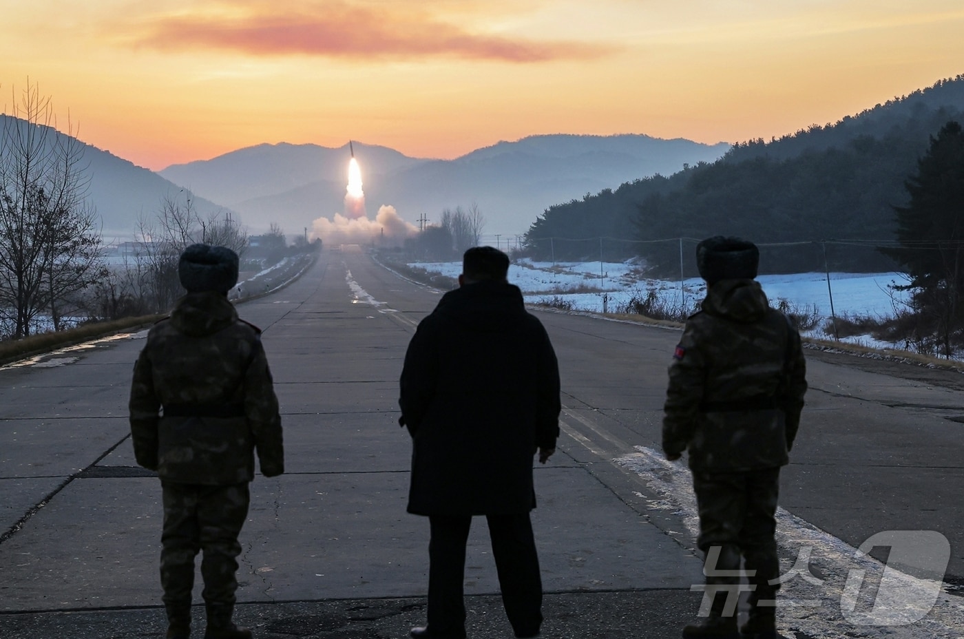 (평양 노동신문=뉴스1) = 지난 1월 4일 극초음속미사일 발사 훈련을 지켜보고 있는 김정은 노동당 총비서. [국내에서만 사용가능. 재배포 금지. DB 금지. For Use Only in the Republic of Korea. Redistribution Prohibited] rodongphoto@news1.kr