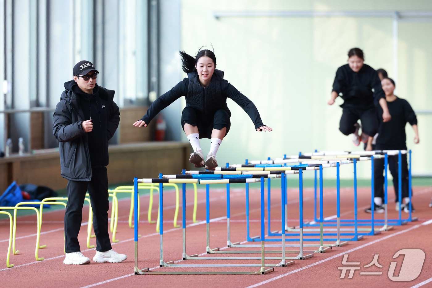 경북 예천 육상교육훈련센터에서 육상선수들이 훈련을 하고 있다.(예천군 제공. 재판매 및 DB 금지)2026.1.5/뉴스1