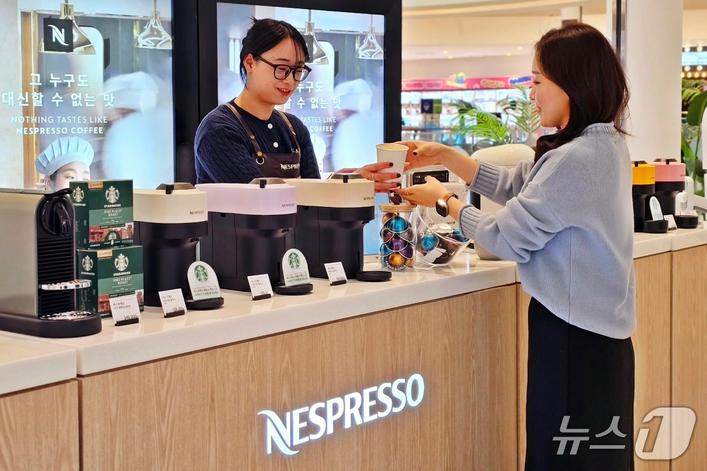 신세계백화점 센텀시티 관계자가 네스프레소 커피머신을 소개하고 있다.(신세계센텀시티 제공. 재판매 및 DB 금지)