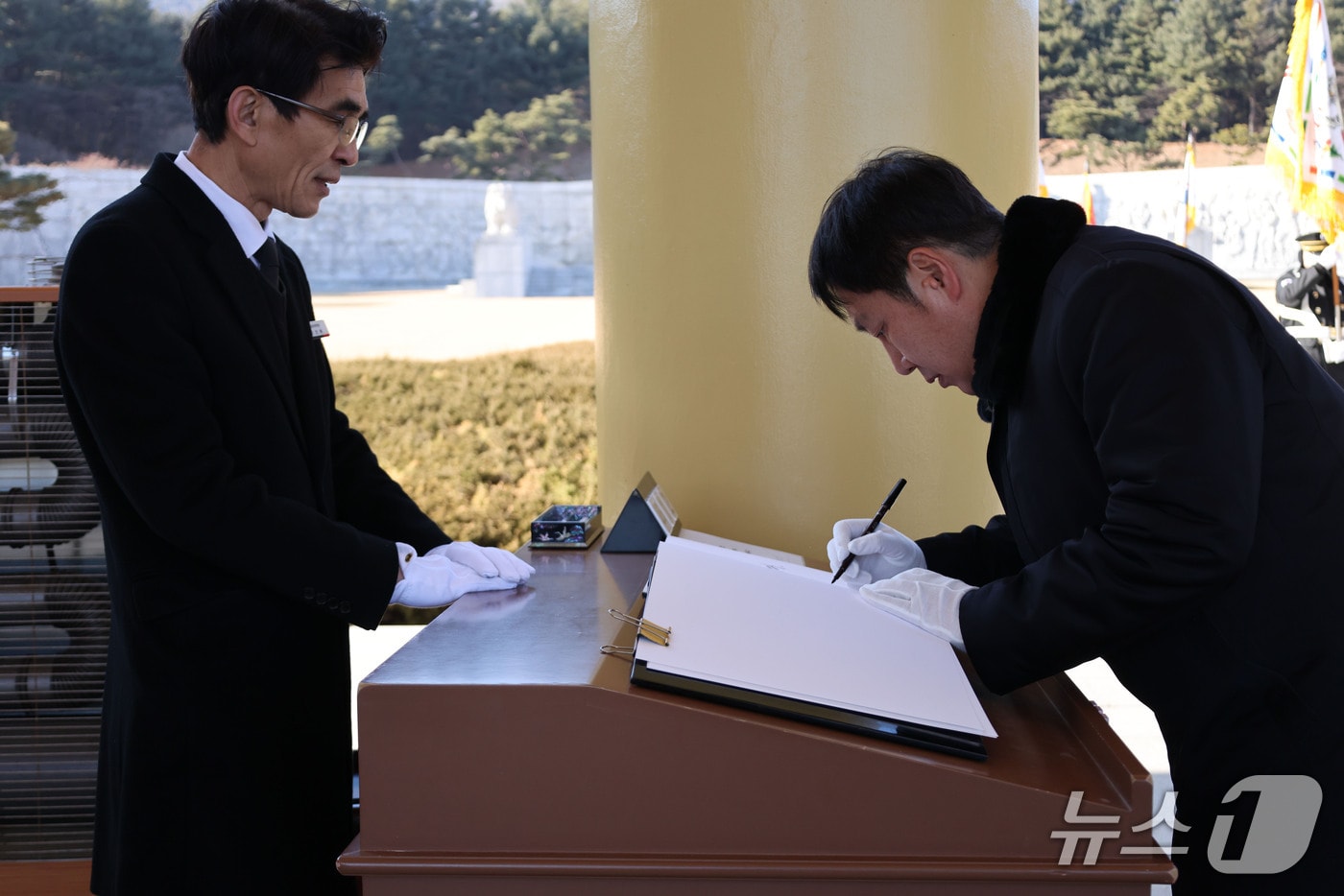 "中企 혁신 뒷받침"...김영신 기정원장, 대전현충원 참배 - 뉴스 썸네일 이미지