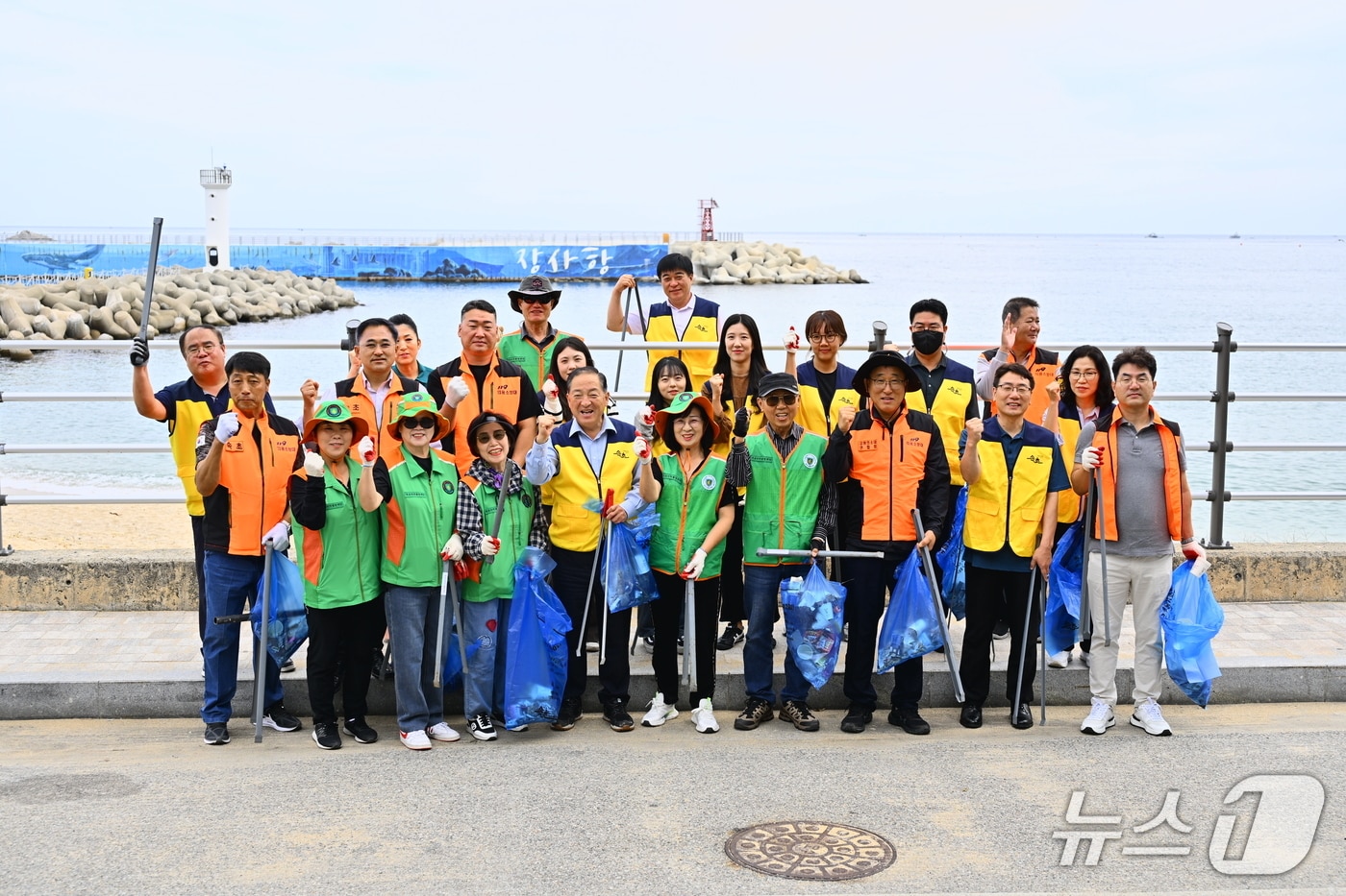 지난해 9월 30일 대한민국 새단장 일환 환경대청소 당시.(속초시 제공, 재판매 및 DB 금지) 2026.1.5/뉴스1