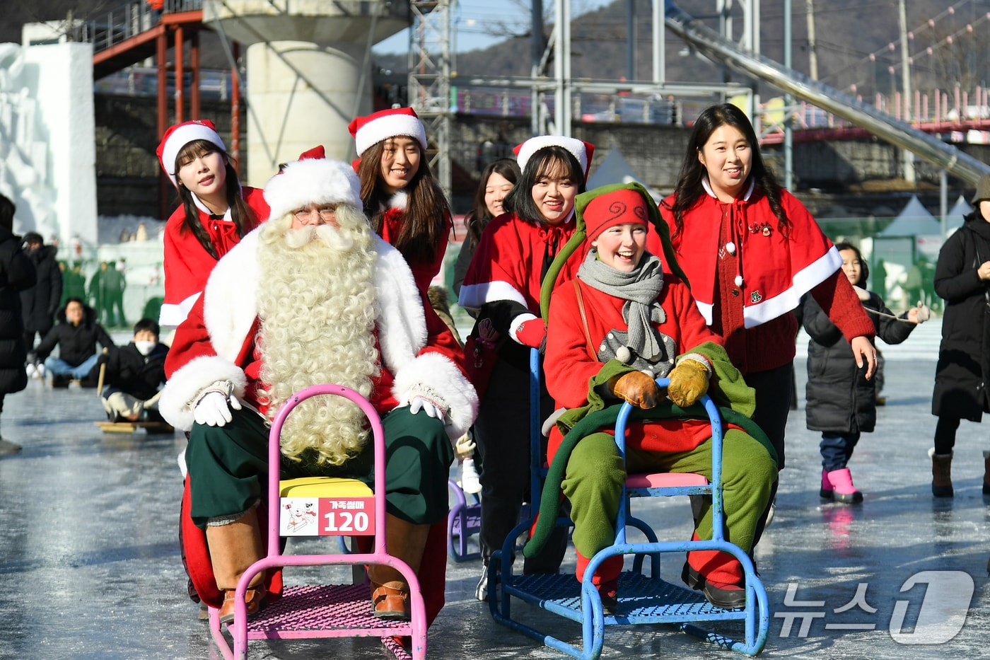 화천산천어축제장 방문한 필란드 로바니에미시 산타마을의 ‘리얼 산타 클로스’와 요정 ‘엘프’(화천군 제공, 재판매 및 DB금지)