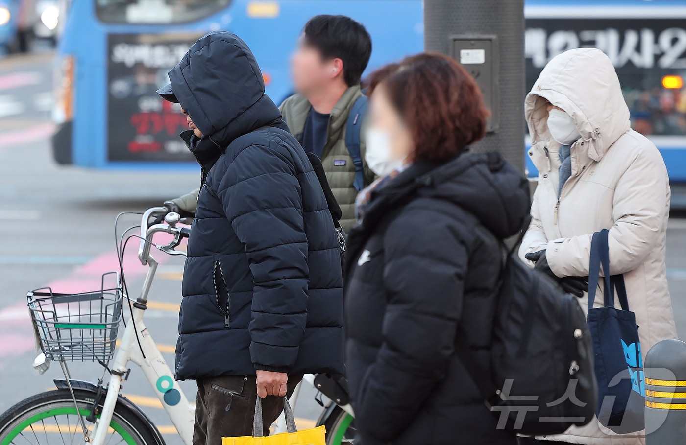 절기상 소한(小寒)인 5일 오전 서울 종로구 광화문네거리에서 두터운 옷차림을 시민들이 발걸음을 옮기고 있다. 2026.1.5/뉴스1 ⓒ News1 김진환 기자