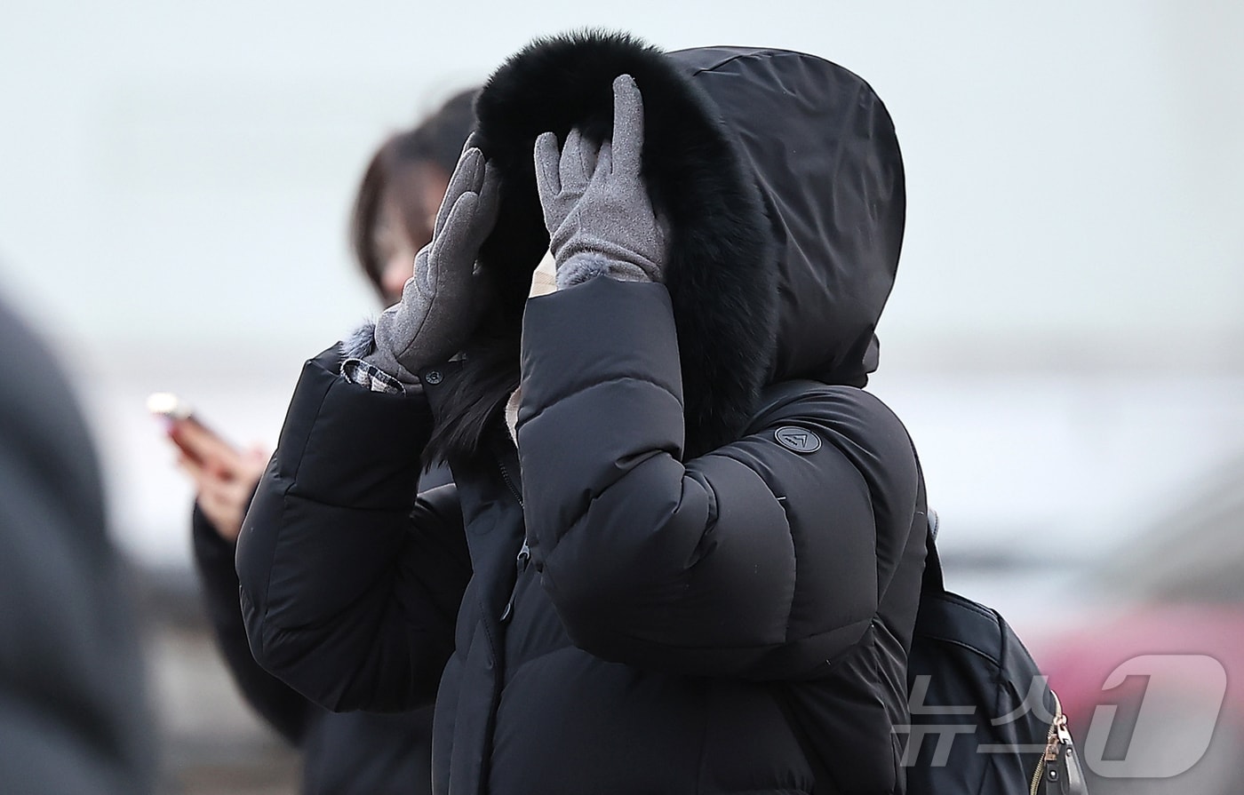 절기상 소한(小寒)인 5일 오전 서울 종로구 광화문네거리에서 두터운 옷차림을 시민이 발걸음을 옮기고 있다.2026.1.5/뉴스1 ⓒ News1 김진환 기자