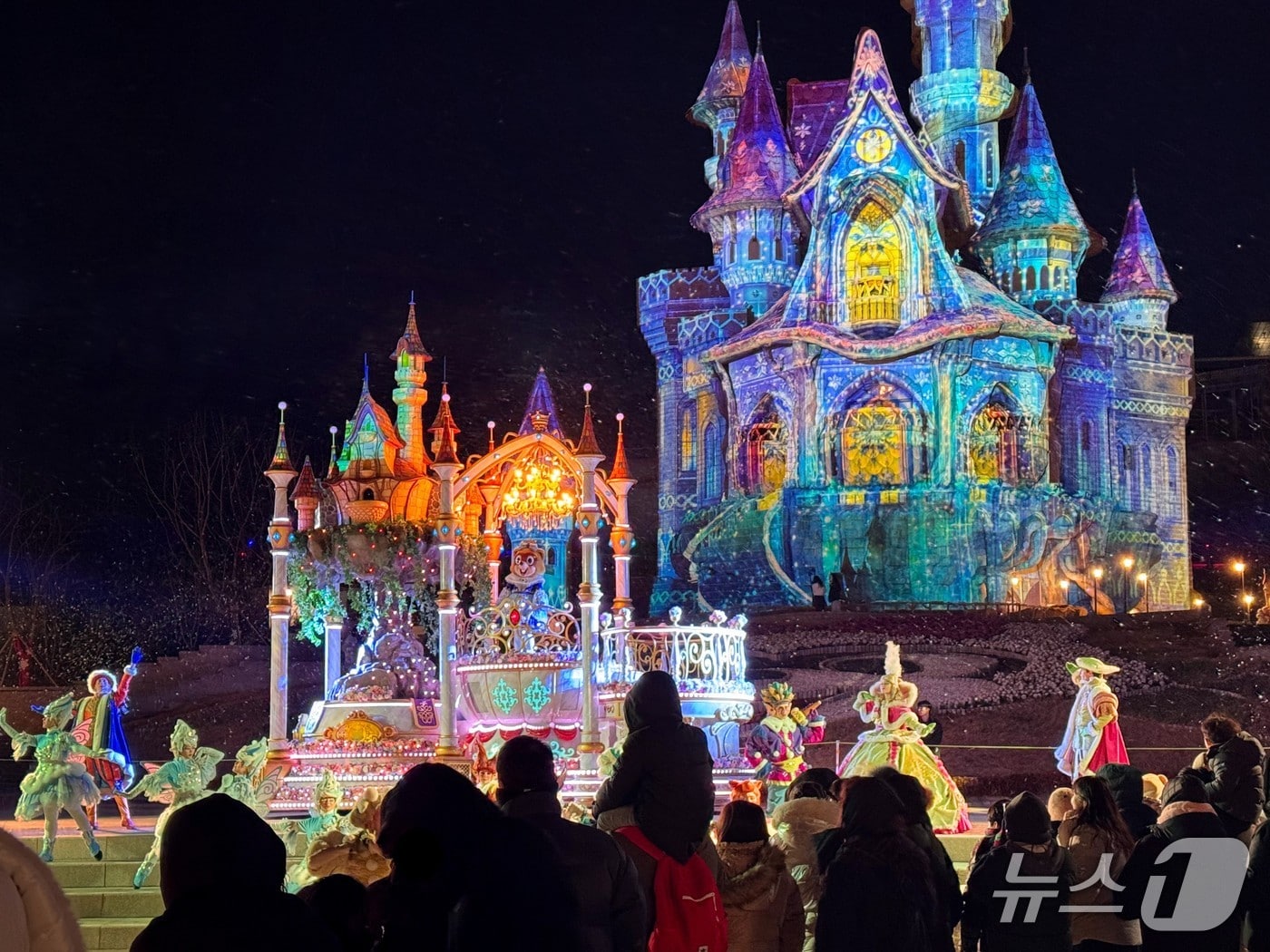 롯데월드 어드벤처 부산 시즌 멀티미디어 맵핑쇼. (롯데월드 어드벤처 부산 제공. 재판매 및 DB 금지)