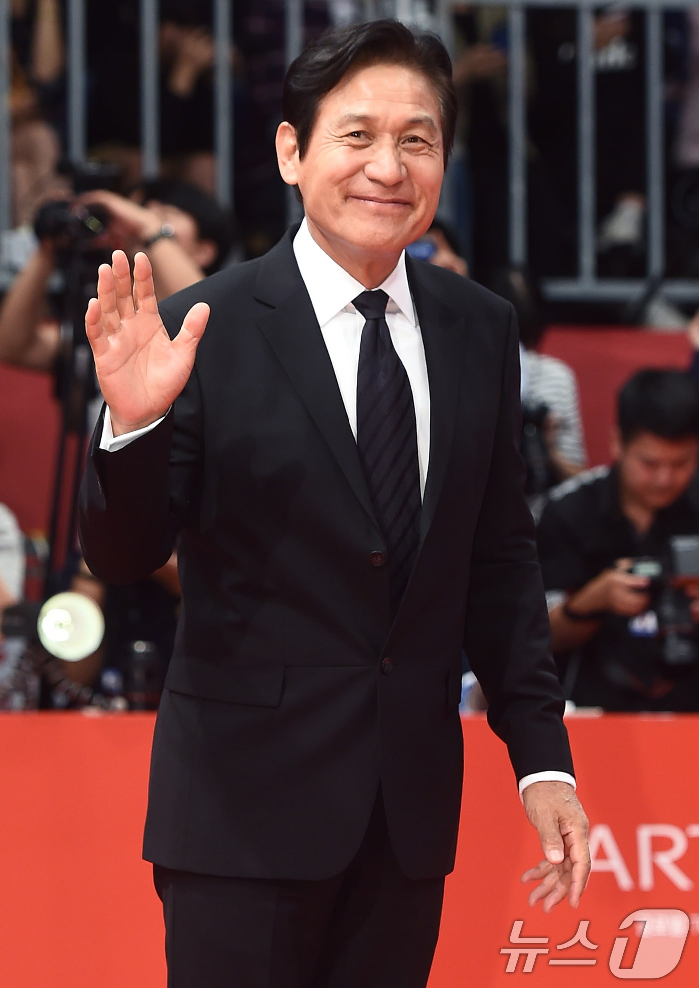 배우 안성기가 5일 서울 용산구 순천향대병원에서 향년 74세를 일기로 별세했다. 사진은 2016년 제21회 부산국제영화제 개막식 레드카펫 행사에 참석하는 배우 안성기. (뉴스1 DB)2026.1.5/뉴스1