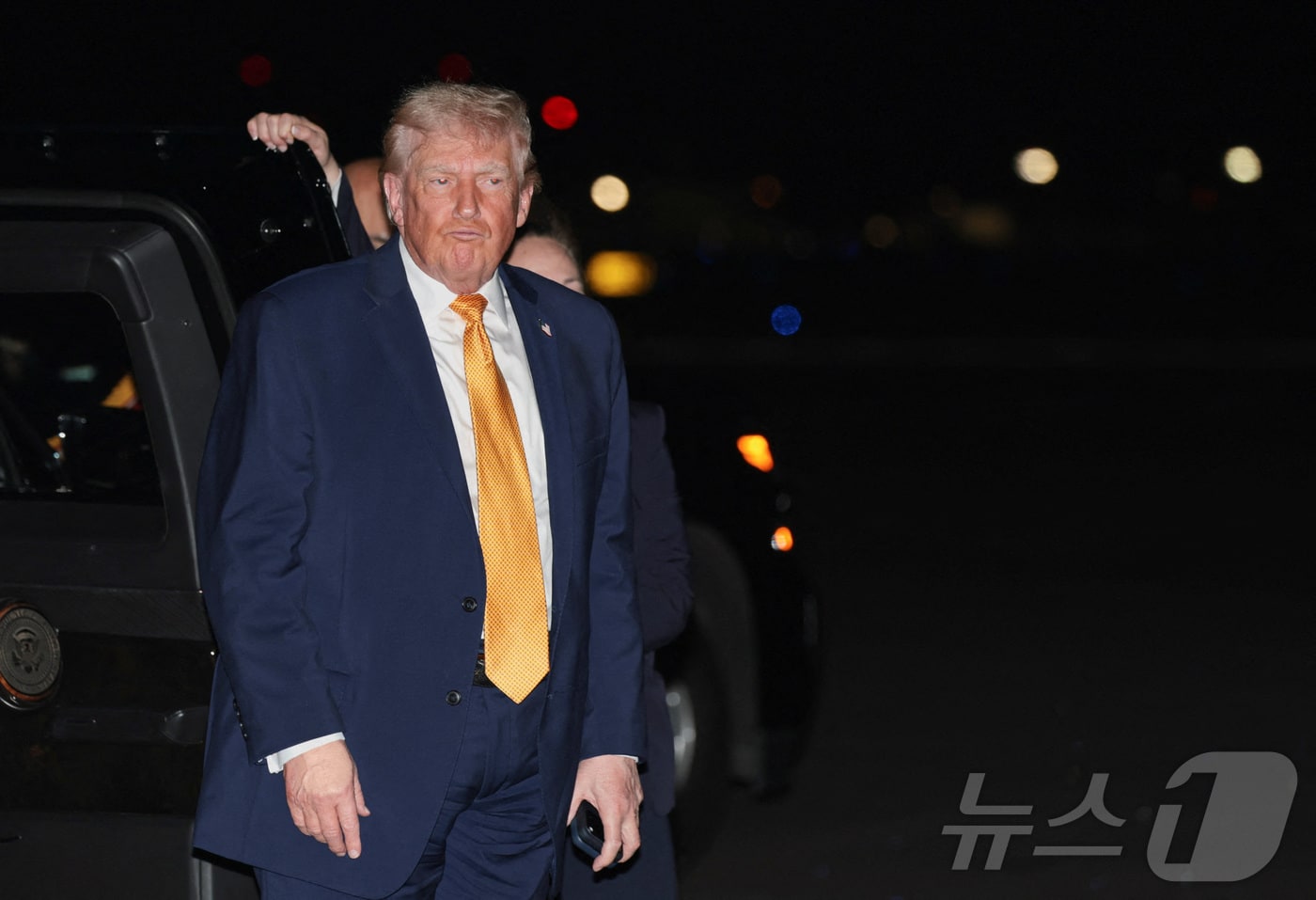 4일(현지시간) 도널드 트럼프 미국 대통령이 플로리다주 팜비치 국제공항에서 새해 휴가를 마치고 워싱턴DC로 돌아가는 대통령 전용기 '에어포스원'에 탑승하고 있다. 2026.01.04 ⓒ 로이터=뉴스1 ⓒ News1 김지완 기자