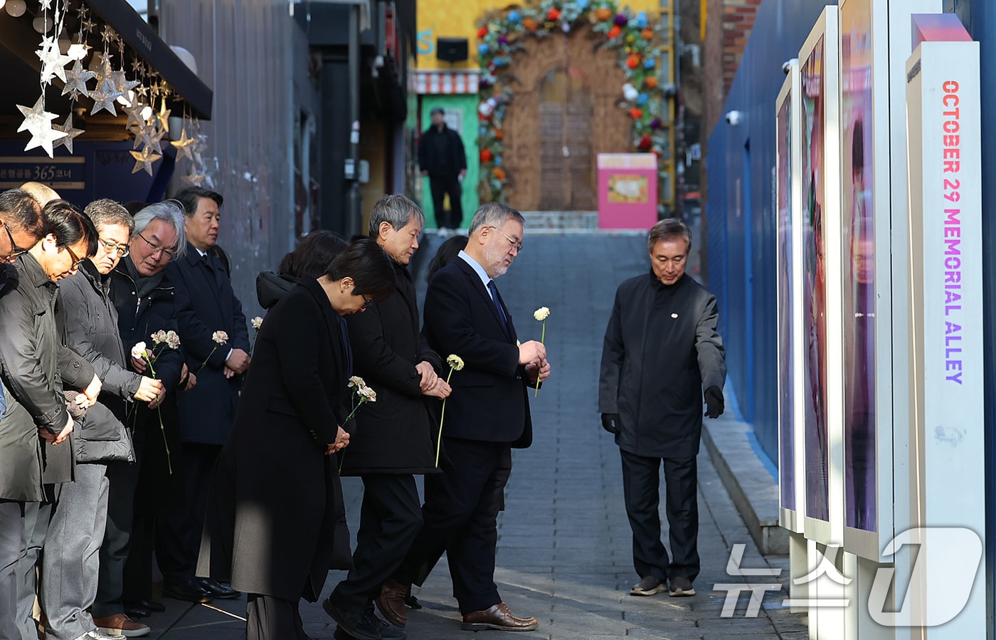 10.29이태원참사 특별조사위원회 송기춘 위원장과 특조위원들이 5일 오전 서울 용산구 이태원역 1번 출구 골목 '10.29 기억과 안전의 길'을 찾아 헌화하고 있다. 2026.1.5/뉴스1 ⓒ News1 오대일 기자