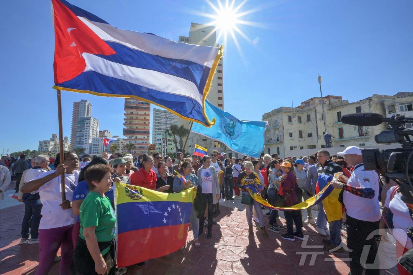 3일(현지시간) 쿠바 수도 아바나에서 시민들이 쿠바와 베네수엘라 국기를 들고 미국으로 압송된 니콜라스 마두로 베네수엘라 대통령을 지지하는 시위를 벌이고 있다. 2026.01.03 ⓒ AFP=뉴스1 ⓒ News1 김지완 기자