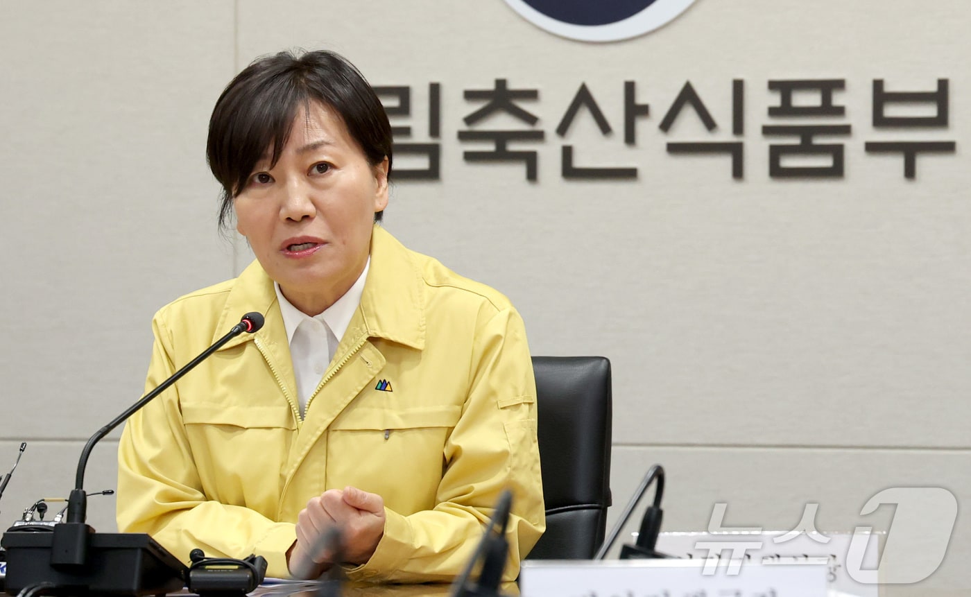 송미령 농림축산식품부 장관이 5일 세종시 정부세종청사 농림축산식품부 상황실에서 열린 고병원성 AI 중앙사고수습본부 회의를 주재하며 조류인플루엔자 발생에 따른 추가 확산 방지를 위해 관계부처와 방역상황을 점검하고 대책을 논의하고 있다. ⓒ News1 김기남 기자