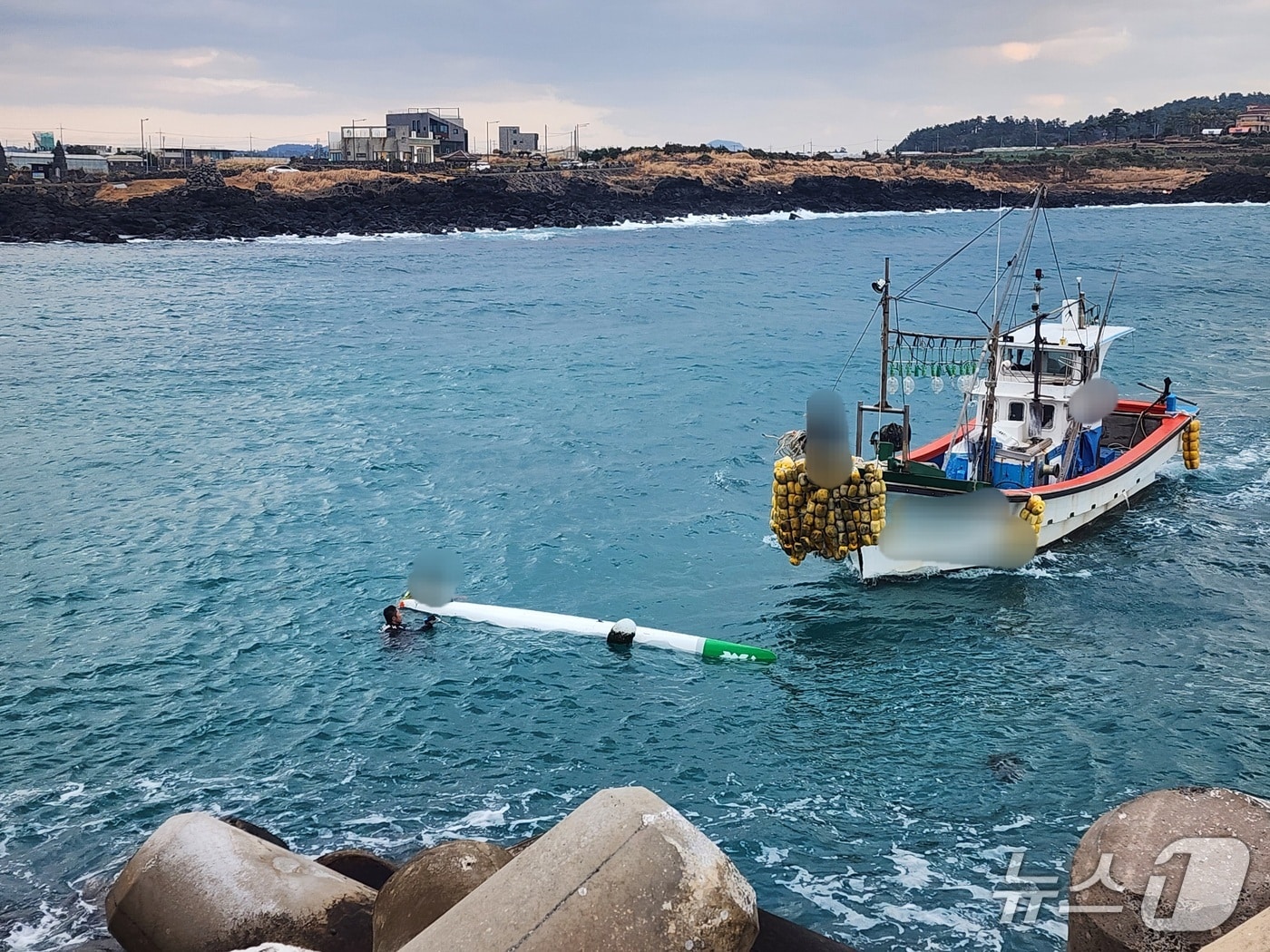 지난 3일 제주시 한경면 용수포구 인근 해상에서 전복된 카약이 옮겨지고 있다.(제주해양경찰서 제공. 재판매 및 DB 금지)