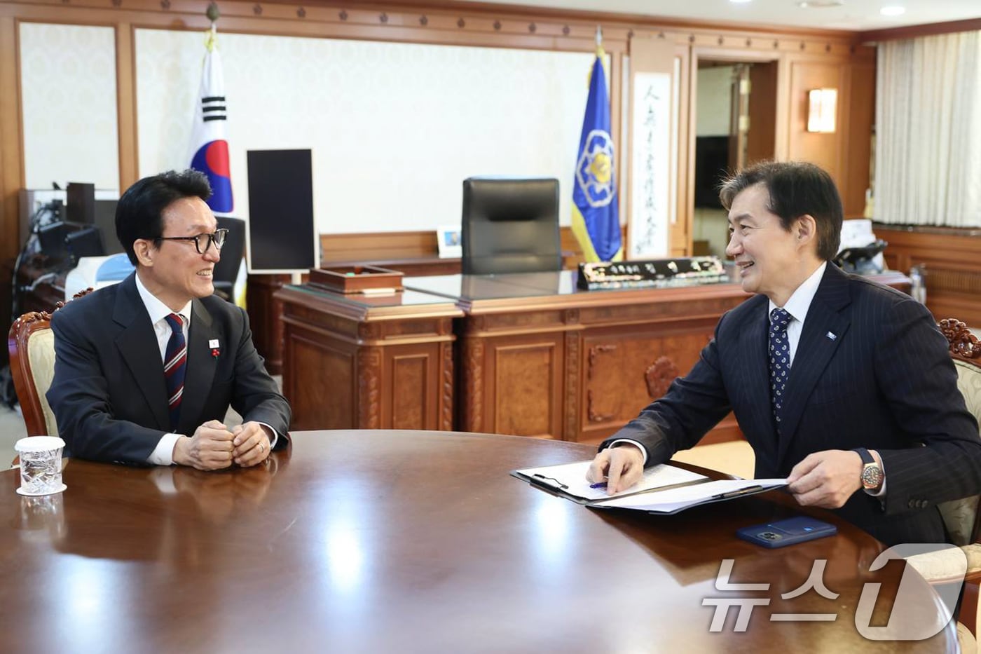 지난 1월 5일 김민석 국무총리와 조국 조국혁신당 대표가 서울 종로구 정부서울청사 총리 집무실에서 면담하고 있는 모습. (조국혁신당 제공. 재판매 및 DB 금지) 2026.1.5 ⓒ 뉴스1 유승관 기자