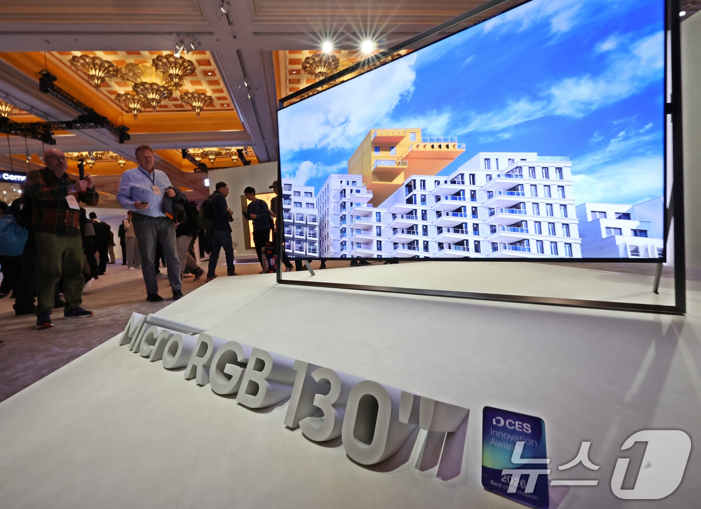 4일(현지시간) 미국 라스베이거스 윈 호텔에서 열린 CES 2026 '더 퍼스트룩' 프레스 컨퍼런스 행사난 후 관람객들이 '130형 마이크로 RGB TV'를 살펴보고 있다. 2026.1.5/뉴스1 ⓒ News1 황기선 기자