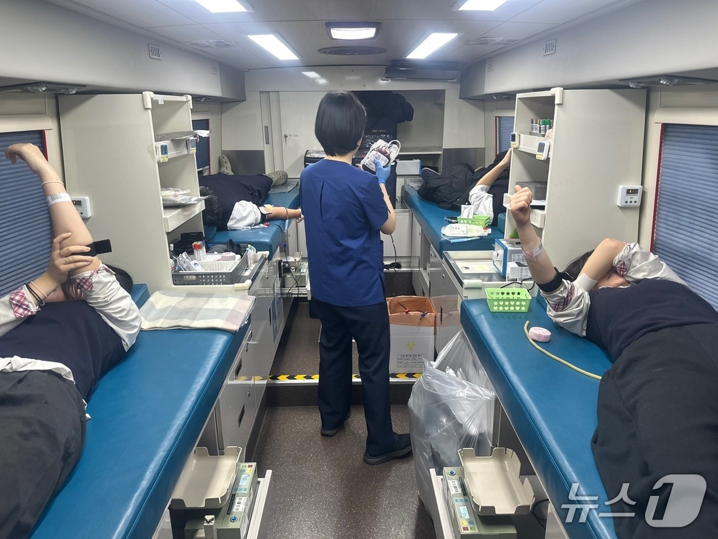 70일간 사랑의 헌혈릴레이에 참여하고 있는 학생들의 모습.(대한적십자사 제공. 재판매 및 DB 금지)