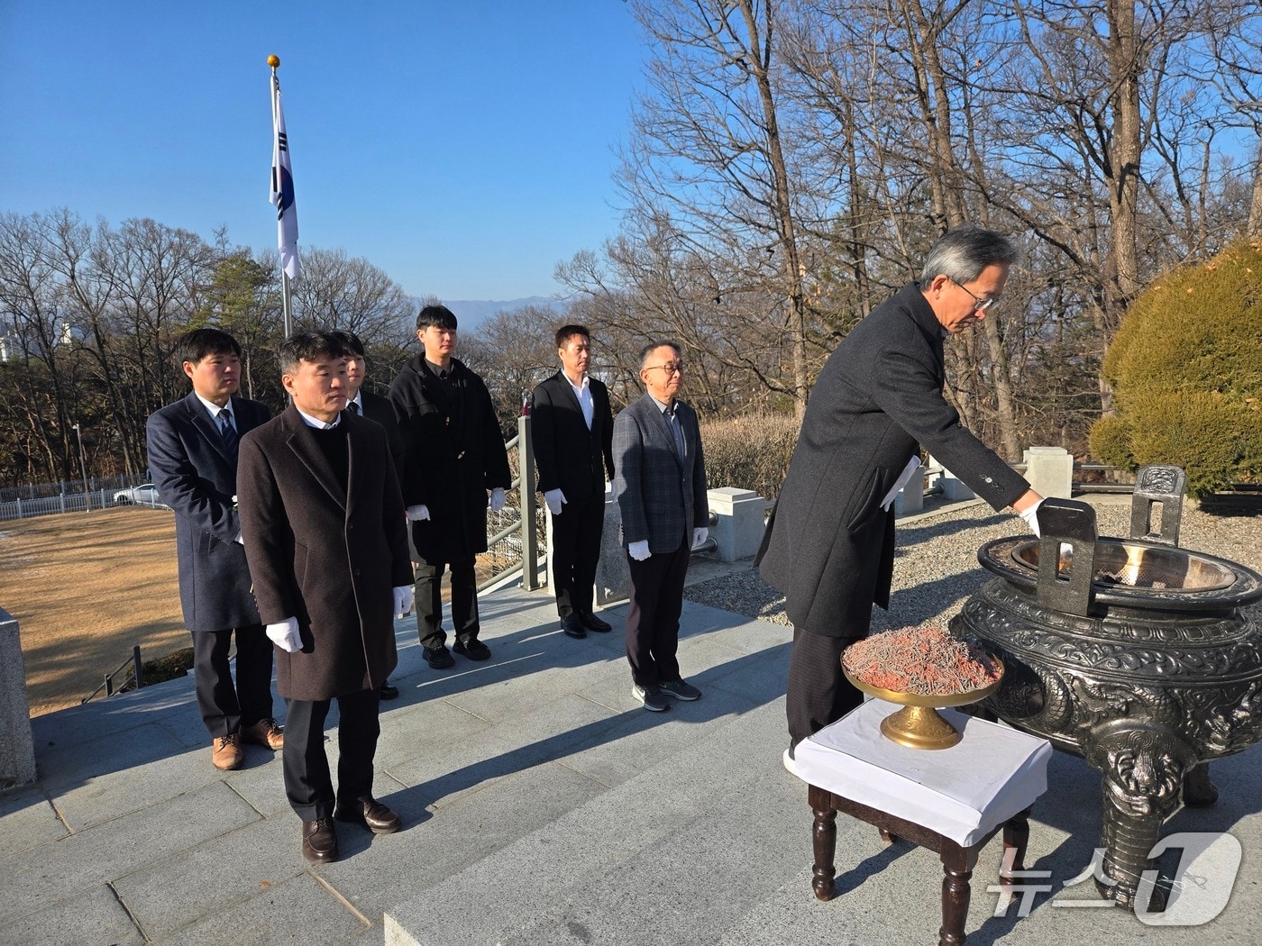 강원조달청이  5일 오전 춘천 우두산 충렬탑을 찾아 참배했다.(강원조달청 제공, 재판매 및 DB금지)/뉴스1