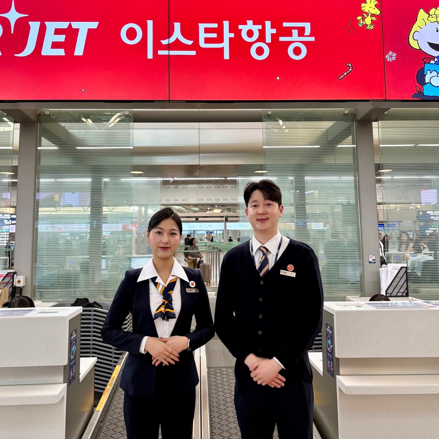이스타항공 공항 지점 직원이 5일 공항에서 외국어 지원 서비스 배지를 착용하고 고객을 응대하는 모습(이스타항공 제공). 2026.01.05.