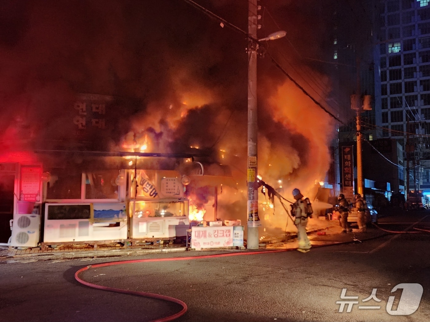 소방 당국이 5일 오전 3시께 울산 남구의 한 횟집에서 발생한 불을 진화하고 있다.(울산소방본부 제공. 재판매 및 DB금지)/뉴스1