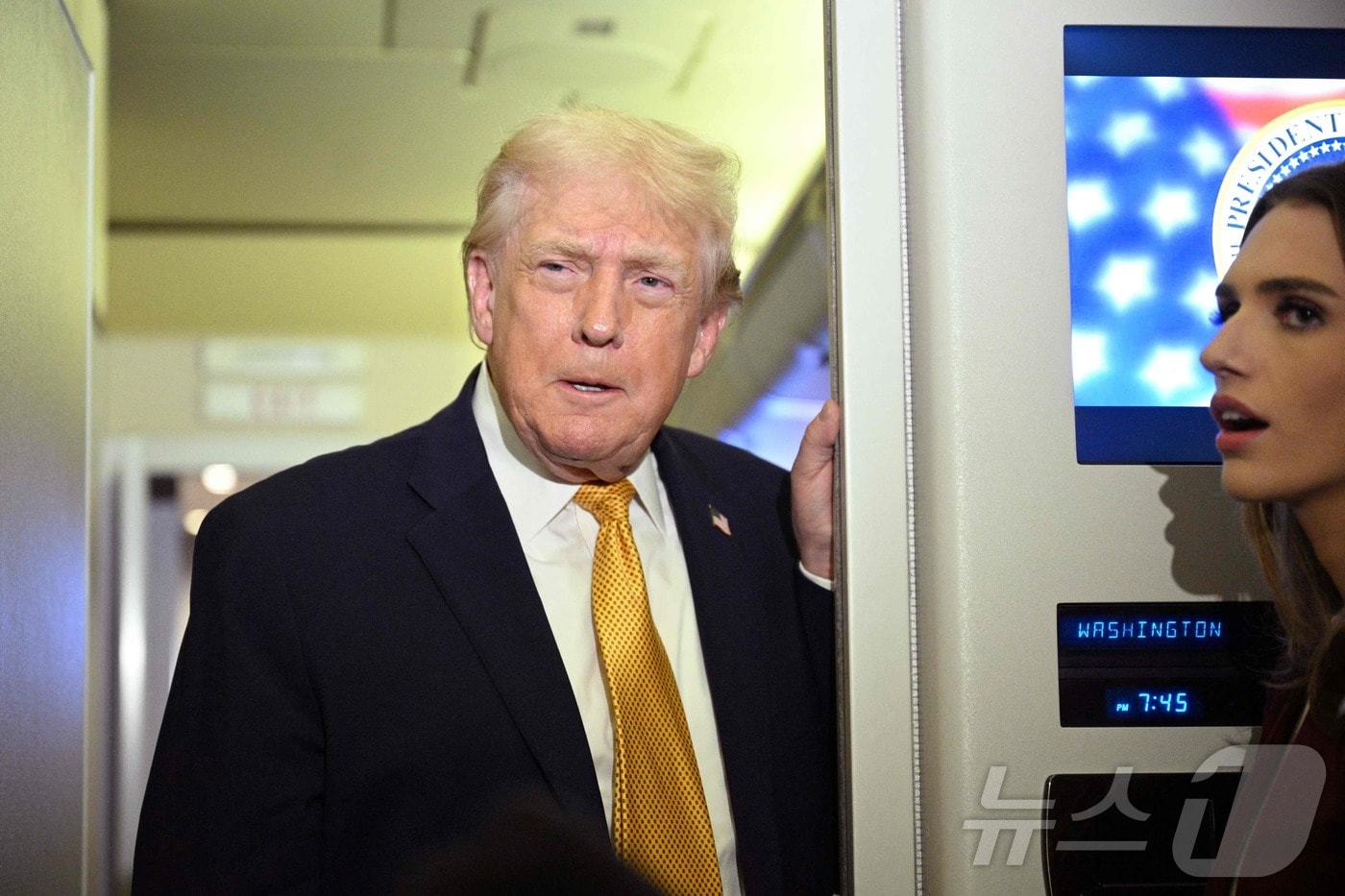 도널드 트럼프 미국 대통령이 4일(현지시간) 플로리다 팜비치에서 워싱턴DC 백악관으로 향하는 에어포스원 기내에서 기자들 질문에 답하고 있다. 2026.01.04. ⓒ AFP=뉴스1 ⓒ News1 류정민 특파원